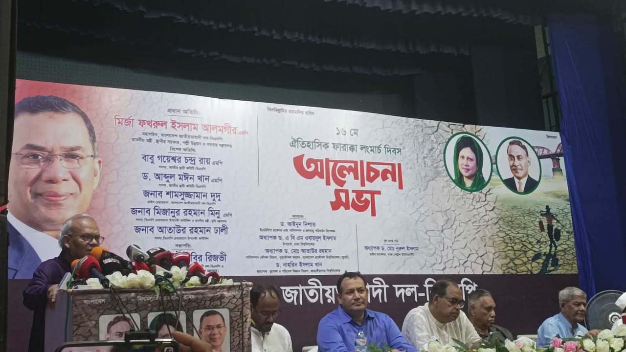 আলোচনা সভায় বক্তব্য রাখছেন বিএনপির সিনিয়র যুগ্ম মহাসচিব অ্যাডভোকেট রুহুল কবির রিজভী