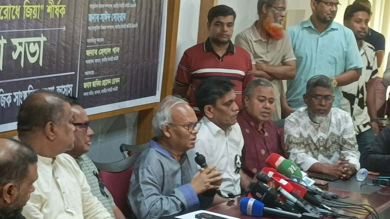 বক্তব্য রাখছেন অ্যাডভোকেট রুহুল কবির রিজভী