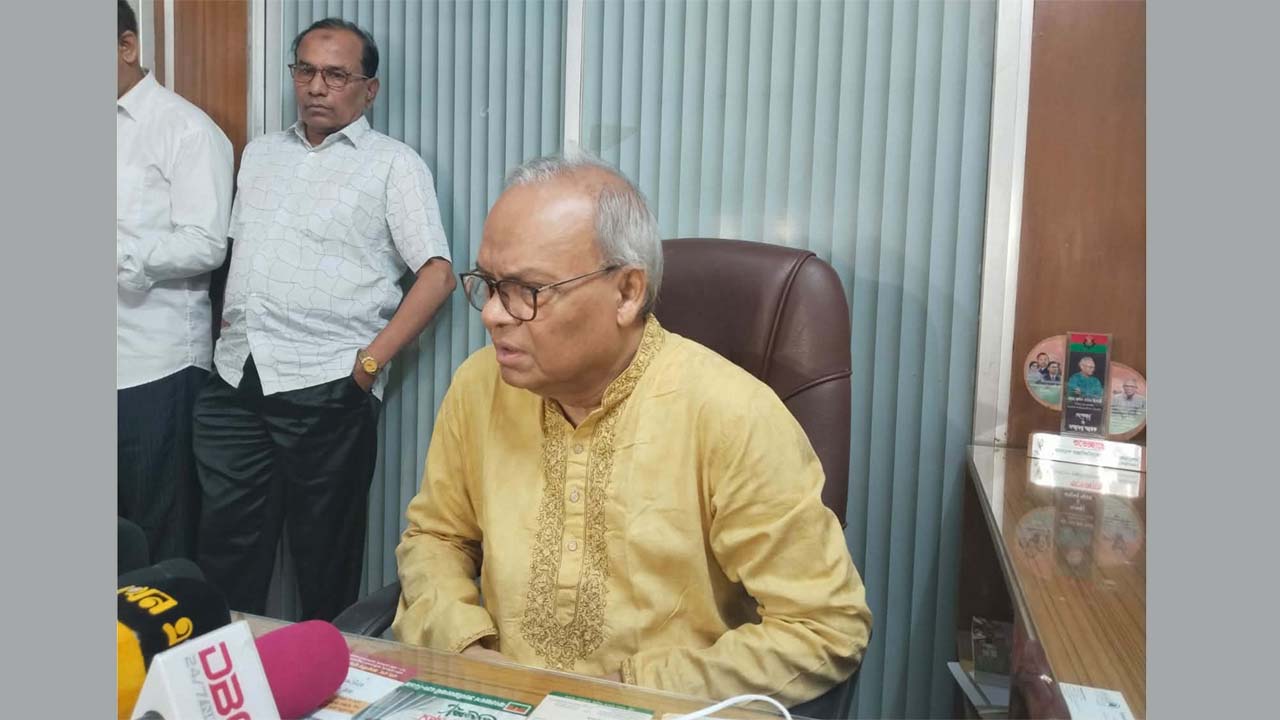 বিএনপির কেন্দ্রীয় কার্যালয়ে প্রেস ব্রিফিংয়ে রুহুল কবির রিজভী