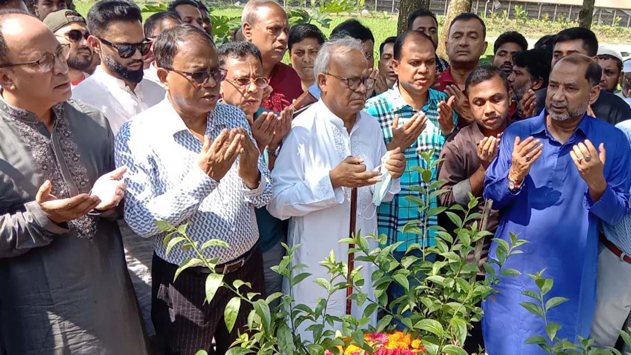 শহীদ ইমাম হোসেন তায়িমের কবরে দোয়া ও মোনাজাত করেন রুহুল কবির রিজভী