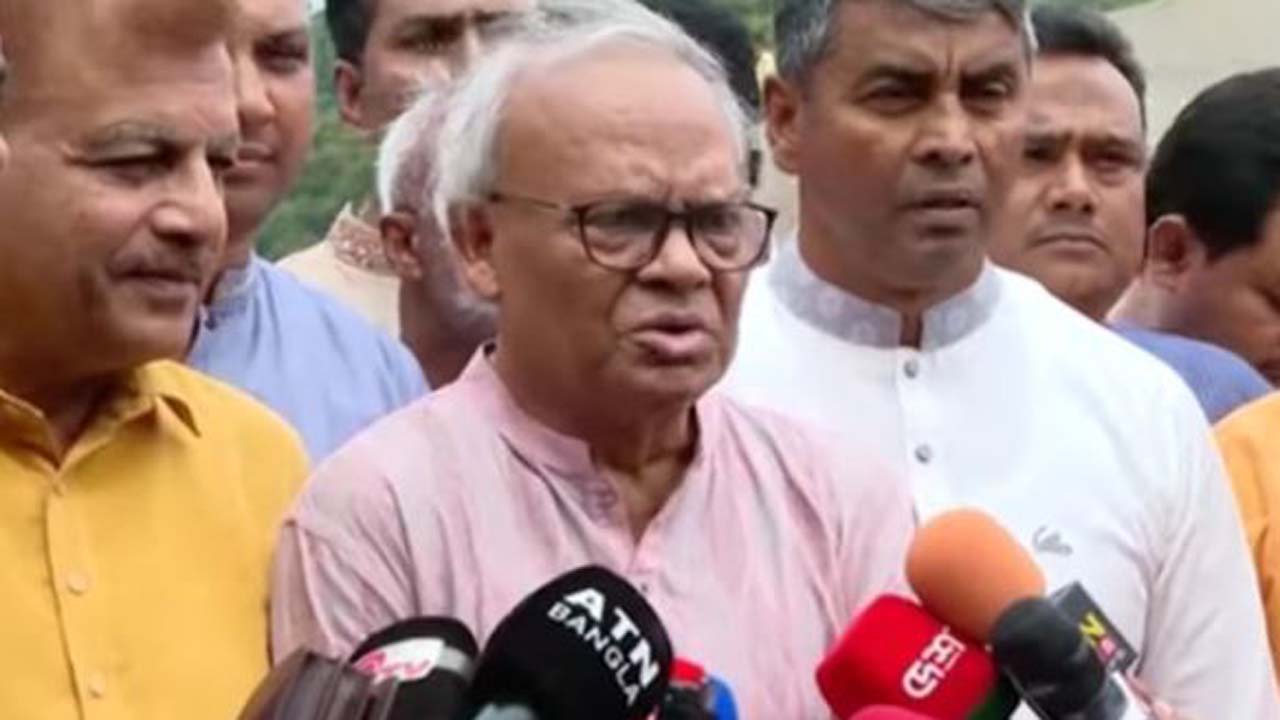 সাংবাদিকদের সাথে কথা বলছেন বিএনপির সিনিয়র যুগ্ম মহাসচিব ও প্রধানমন্ত্রীর উপদেষ্টা রুহুল কবির রিজভী
