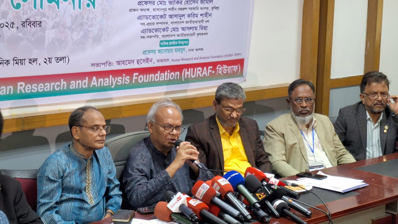 বক্তব্য রাখছেন অ্যাডভোকেট রুহুল কবির রিজভী