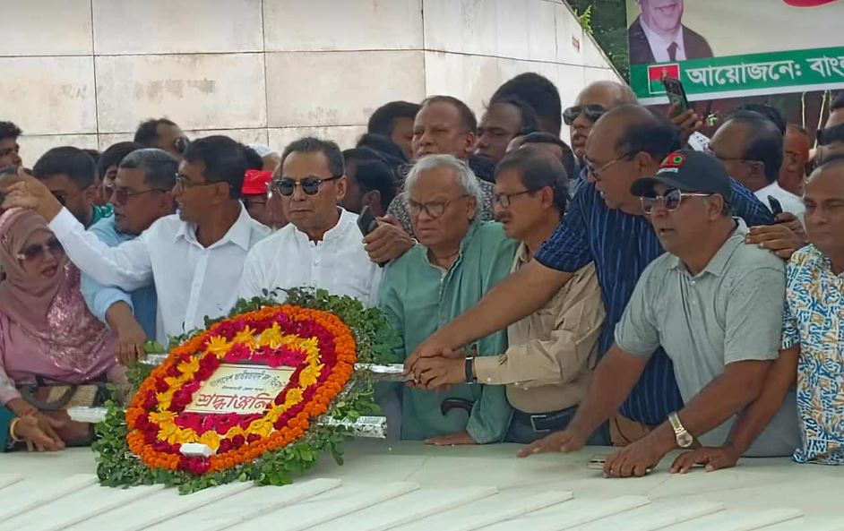 জিয়াউর রহমানের সমাধিতে শ্রদ্ধা নিবেদন করছেন রুহুল কবির রিজভী