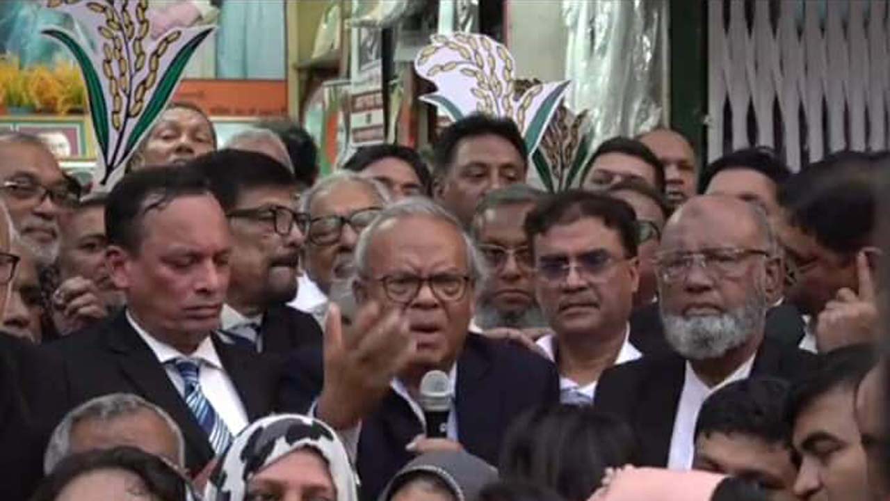 সংক্ষিপ্ত সমাবেশে বিএনপির সিনিয়র যুগ্ম মহাসচিব অ্যাডভোকেট রুহুল কবির রিজভী