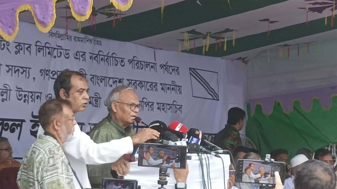 বক্তব্য রাখছেন অ্যাডভোকেট রুহুল কবির রিজভী