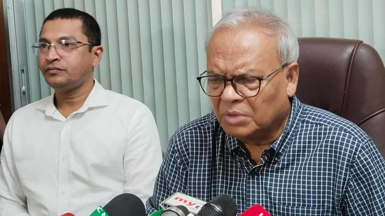 গণমাধ্যমের সাথে কথা বলছেন রুহুল কবির রিজভী