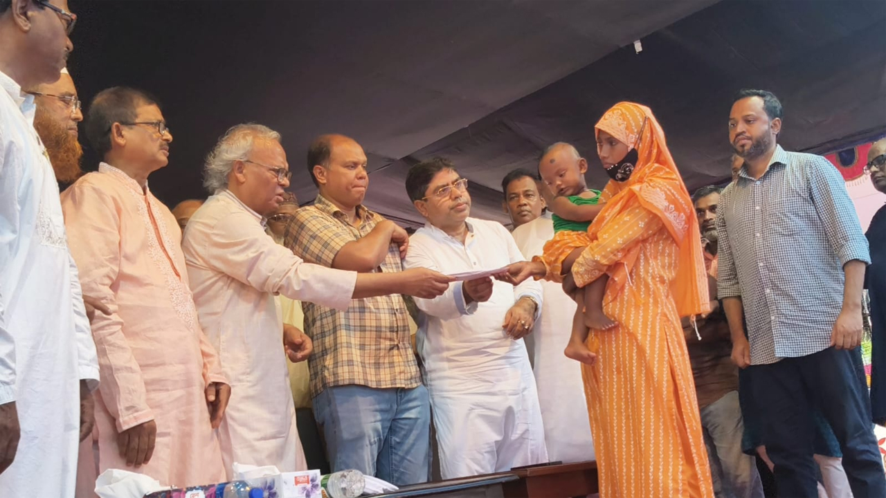 কুড়িগ্রামে ‘আমরা বিএনপি পরিবারের’ পক্ষ থেকে অনুদানের অর্থ তুলে দিচ্ছেন রুহুল কবির রিজভী