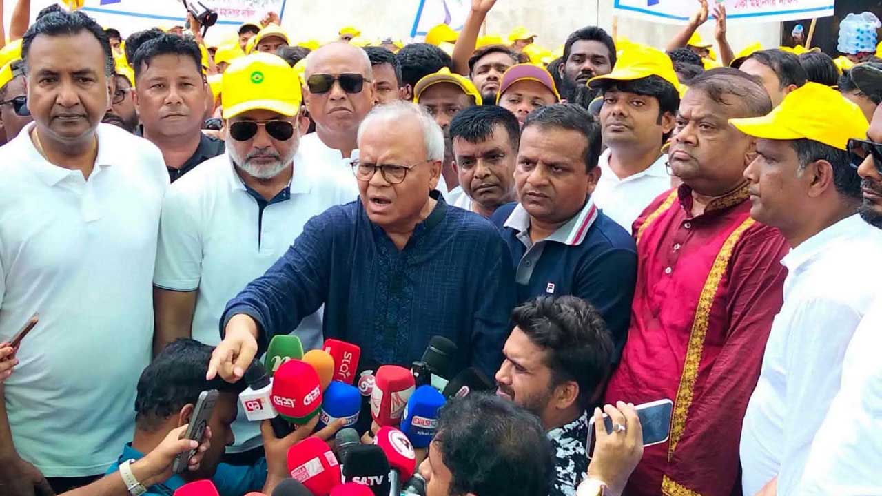 সাংবাদিকদের সাথে কথা বলছেন অ্যাডভোকেট রুহুল কবির রিজভী