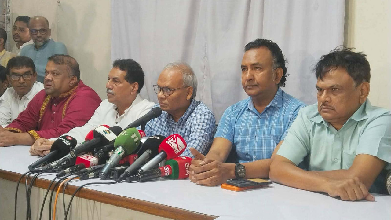 সংবাদ সম্মেলনে বক্তব্য রাখেন রুহুল কবির রিজভী