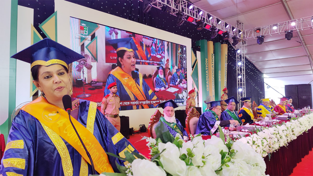 বেসরকারি লিডিং ইউনিভার্সিটির চতুর্থ সমাবর্তন অনুষ্ঠানে সভাপতির বক্তব্য দিচ্ছেন উপদেষ্টা সৈয়দা রিজওয়ানা হাসান