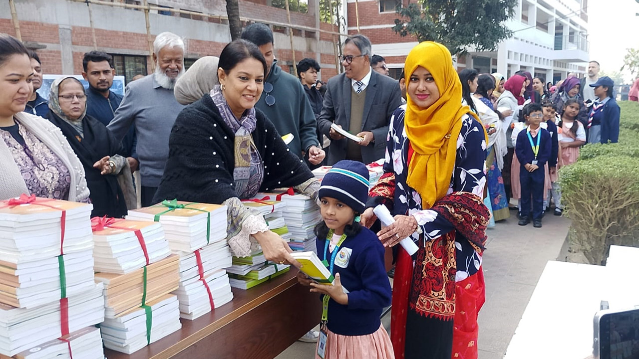 শিক্ষার্থীদের হাতে নতুন বছরের পাঠ্যবই তুলে দিচ্ছেন সৈয়দা রিজওয়ানা হাসান