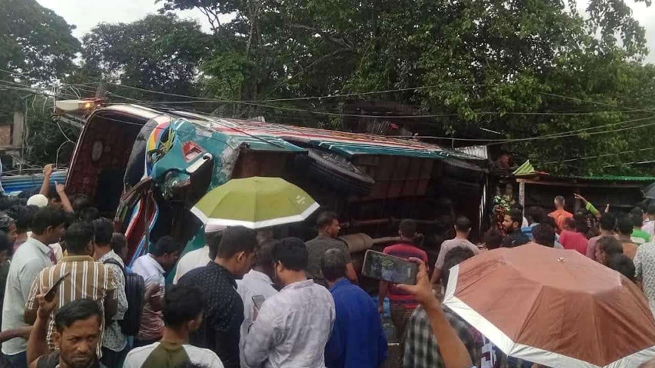 দাগনভূঞায় দুর্ঘটনায় পতিত বাস