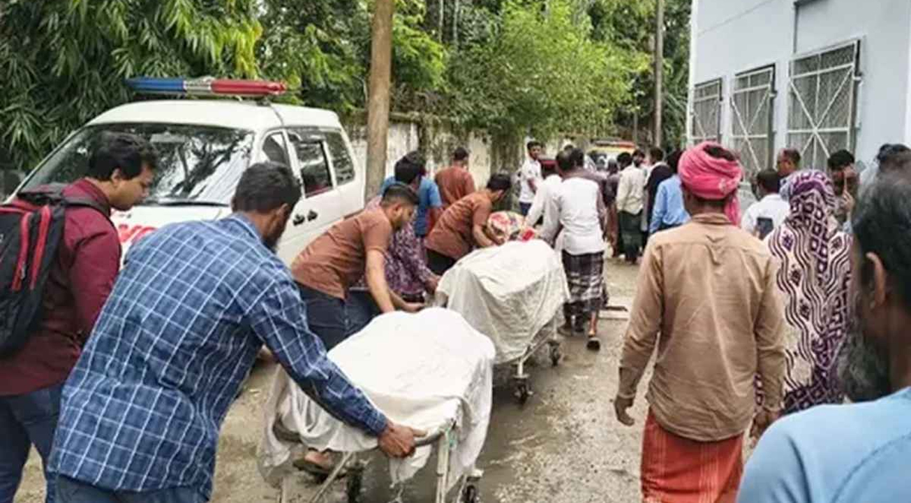 লাশ উদ্ধার করে হাসপাতালে নেয়া হচ্ছে