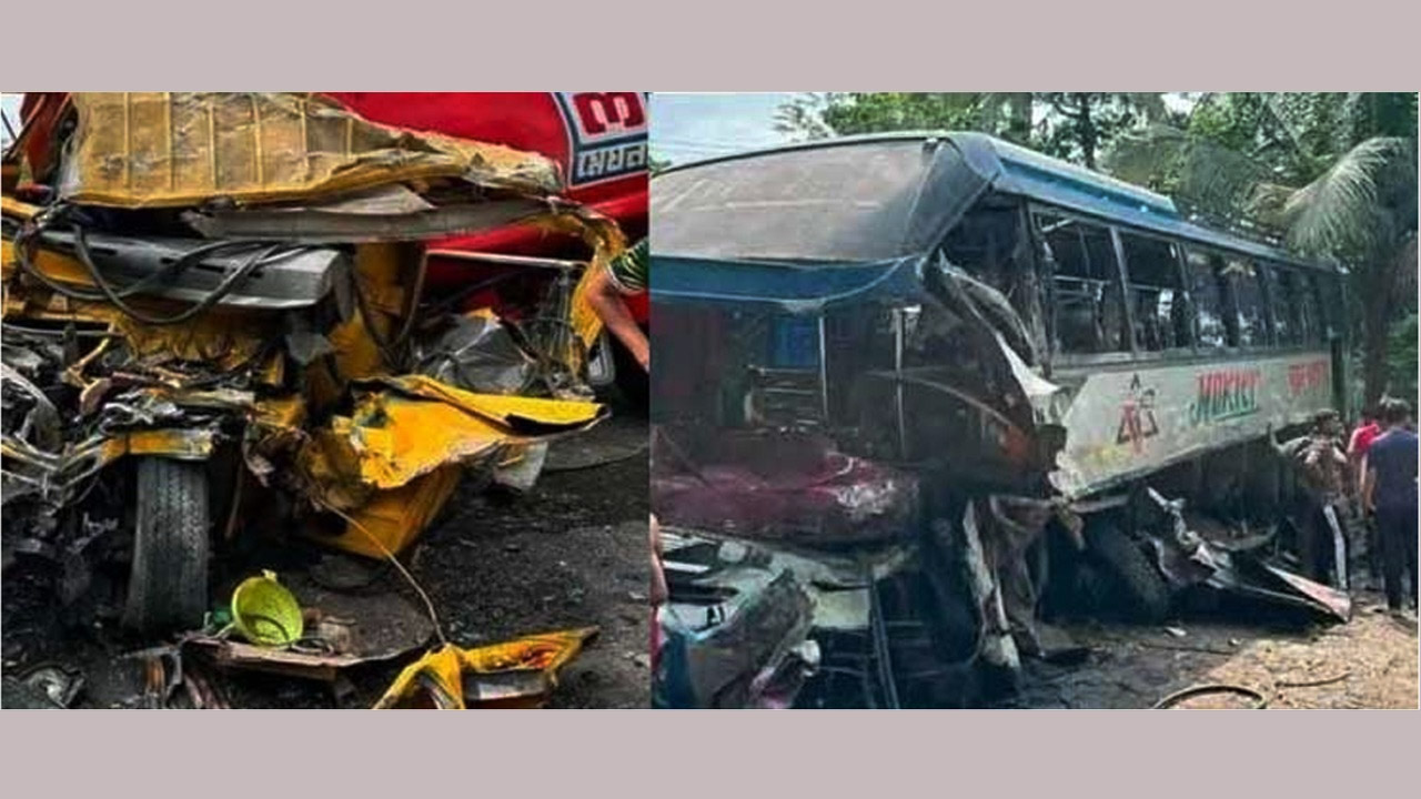 ফুলতলায় তেলের ট্যাঙ্কার ও বাসের ত্রিমুখী সংঘর্ষে আহত ২৫