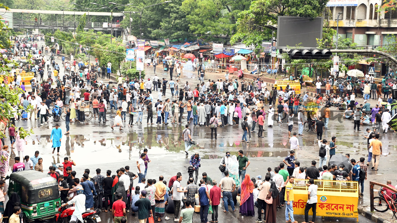 রাজধানীর মৎস্য ভবনের সামনে ইশরাক সমর্থকদের সড়ক অবরোধ