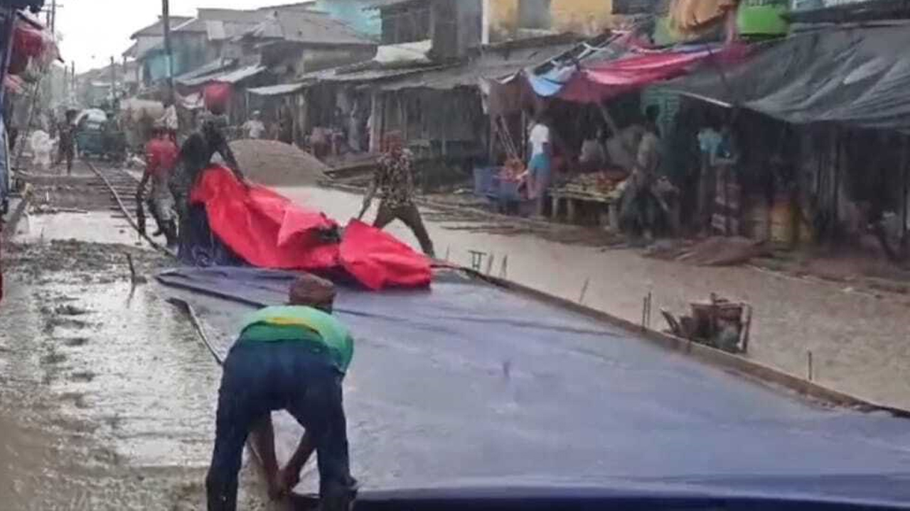 বৃষ্টি ও কাদা-পানির মধ্যেই চলছে রাস্তার আরসিসি ঢালাই কাজ