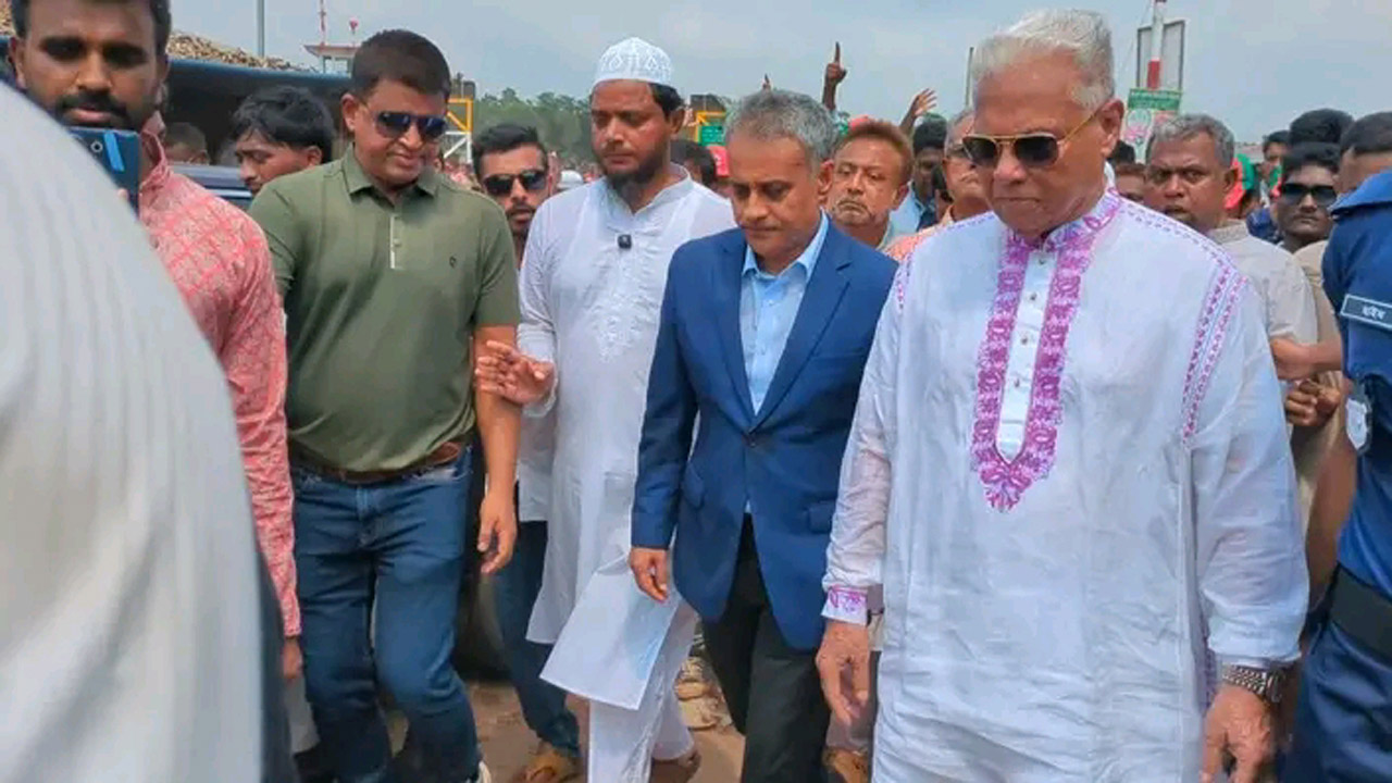 আলতাফ হোসেন চৌধুরী ও ড. শফিকুল ইসলাম মাসুদের মাঝে সড়ক পরিবহন ও সেতুমন্ত্রী শেখ রবিউল আলম