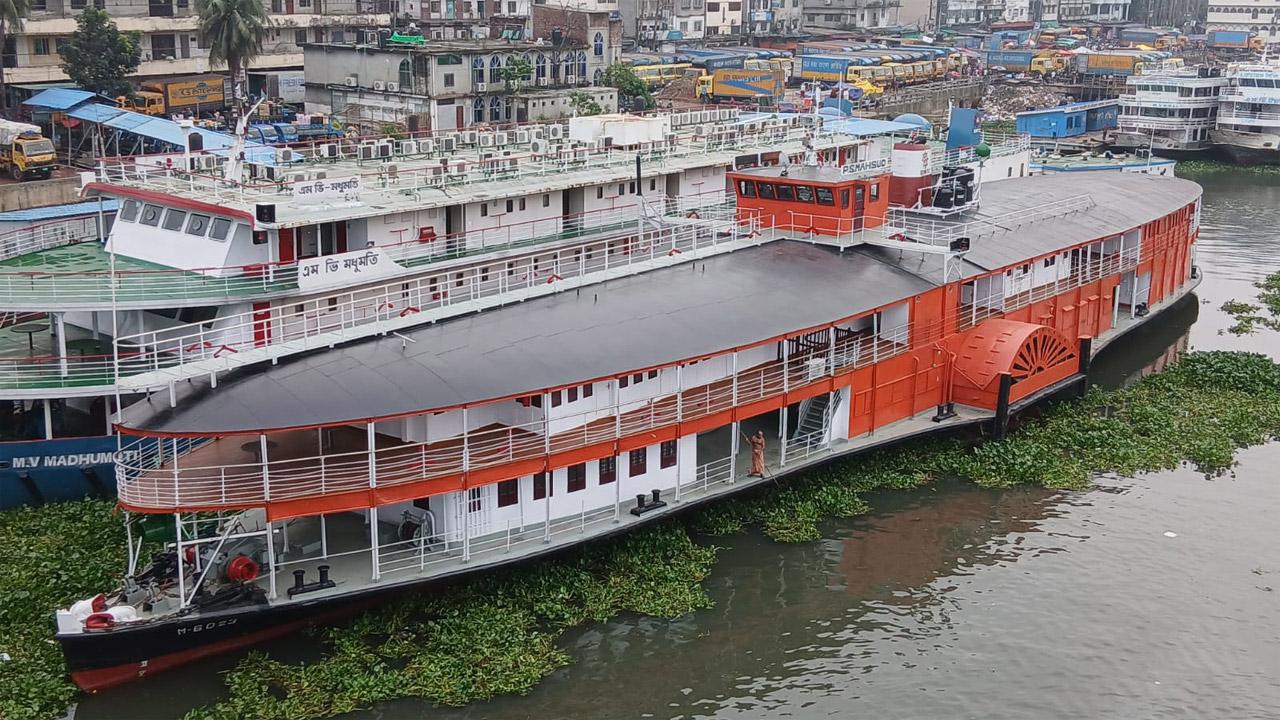 কমলা রঙের রকেট স্টিমার
