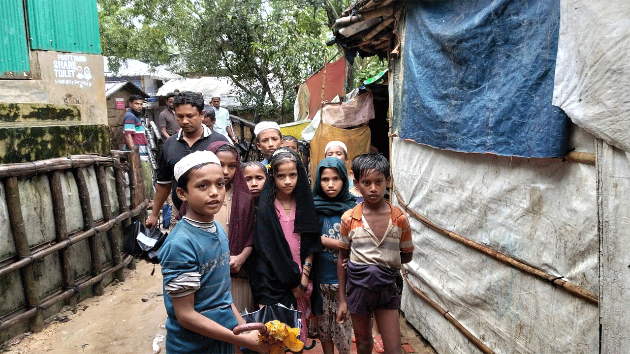 রোহিঙ্গা ক্যাম্পে অসহায় শিশুরা