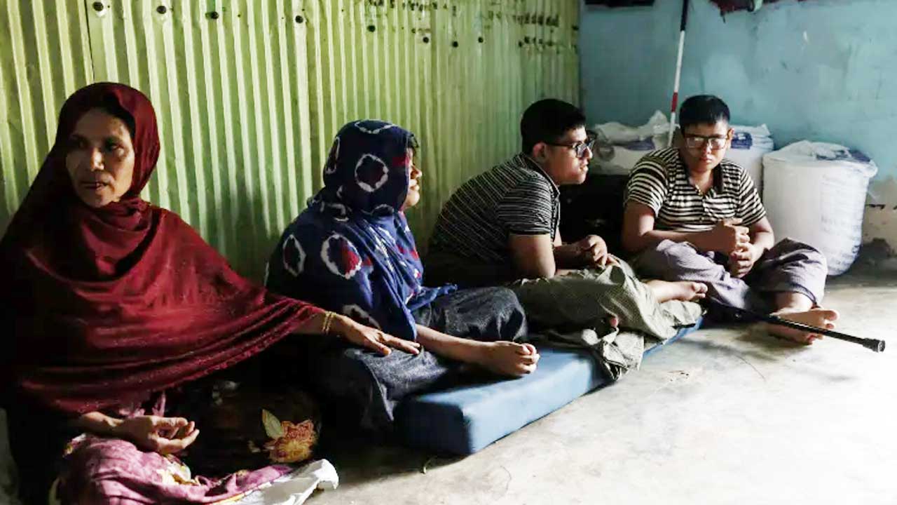 তিনজন প্রতিবন্ধী সন্তানের সাথে ৫০ বছরের জাহানারা