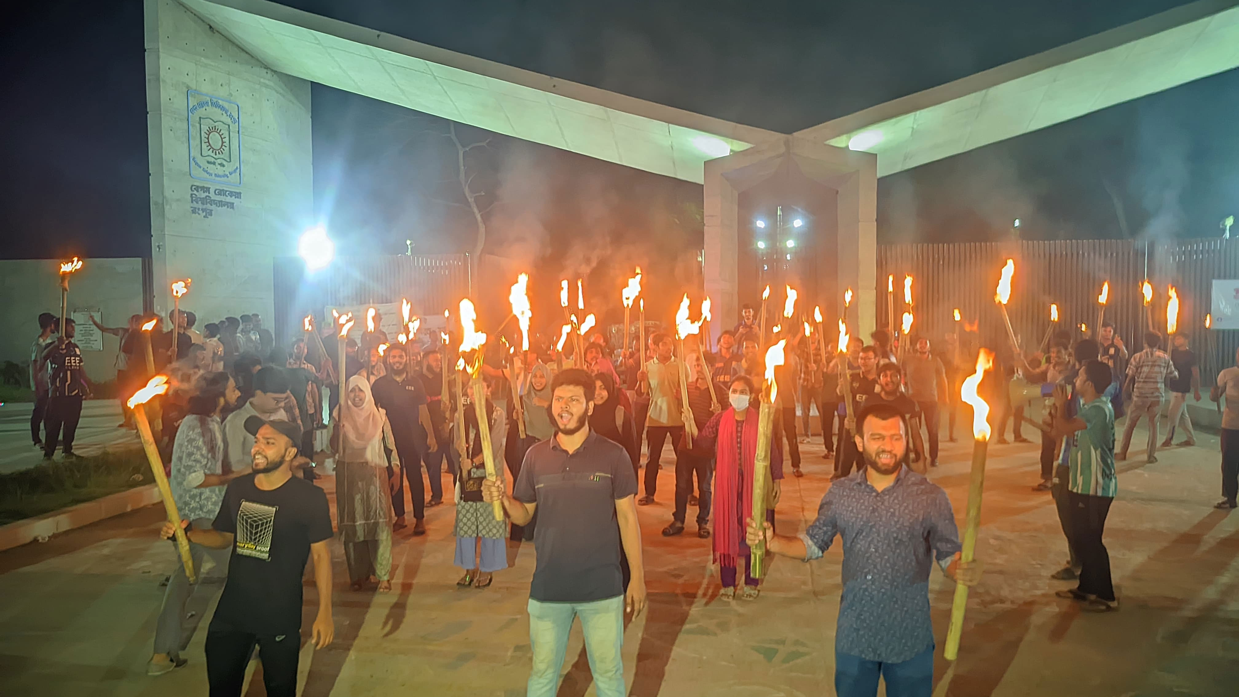 ঢাকায় হামলার প্রতিবাদে রোকেয়া বিশ্ববিদ্যালয় শিক্ষার্থীদের মশাল মিছিল