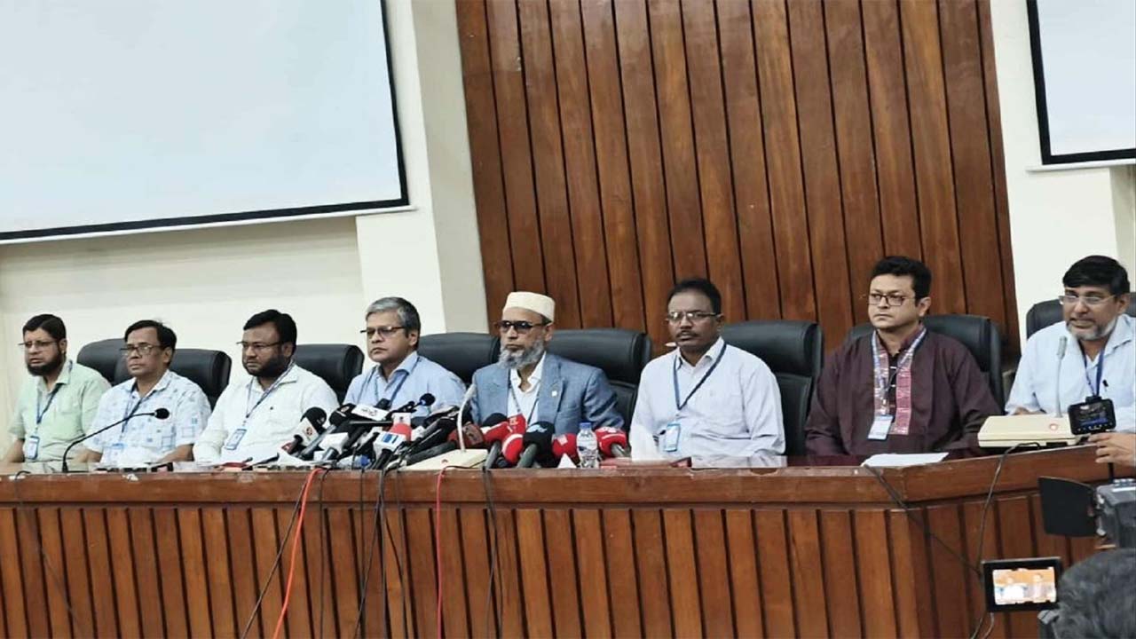 সংবাদ সম্মেলনে কথা বলছেন প্রধান নির্বাচন কনিশনার অধ্যাপক মোস্তফা কামাল আকন্দ