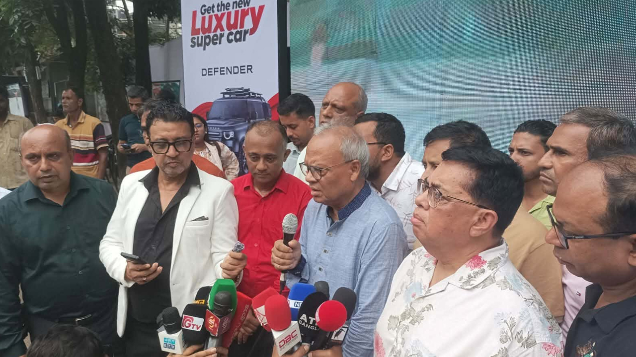 গুলশানে জুলাই গণঅভ্যুত্থান ও গত ১৭ বছরের আন্দোলন চিত্র প্রদর্শনী শেষে কথা বলছেন অ্যাডভোকেট রুহুল কবির রিজভী