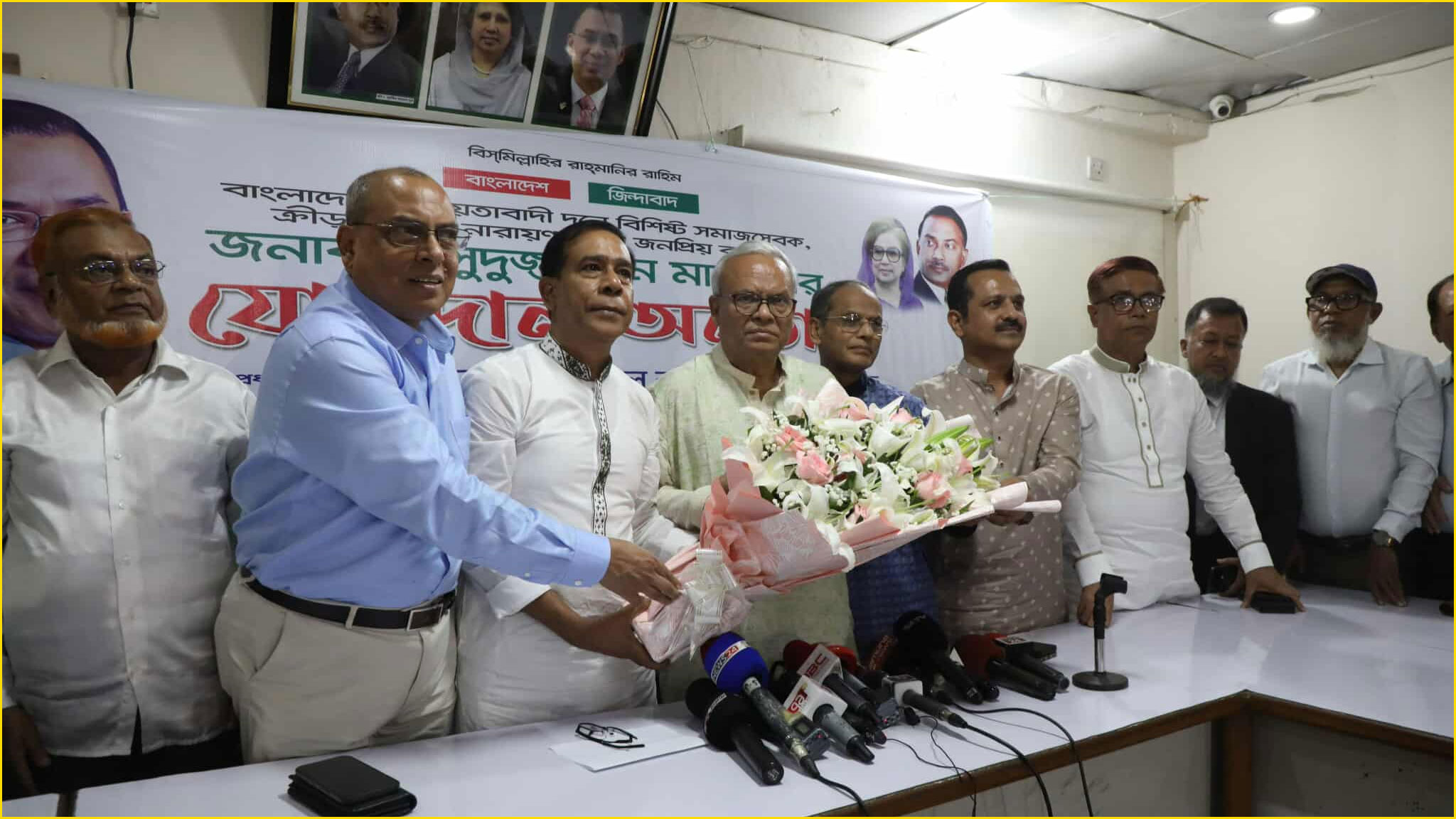 রুহুল কবির রিজভীর হাতে ফুলের তোড়া দিয়ে বিএনপিতে যোগদান করেন মাসুদুজ্জামান মাসুদ