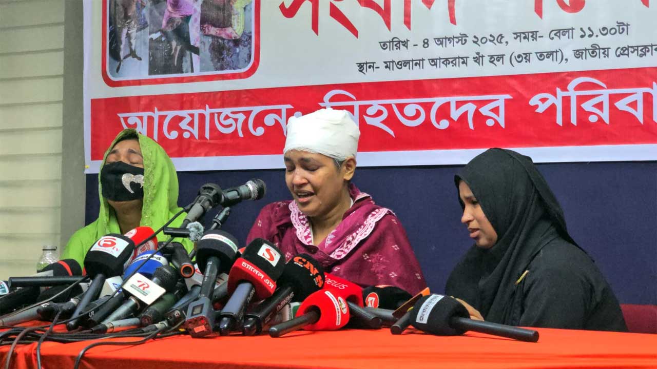 সংবাদ সম্মেলনে বক্তব্য রাখছেন রুমা আক্তার