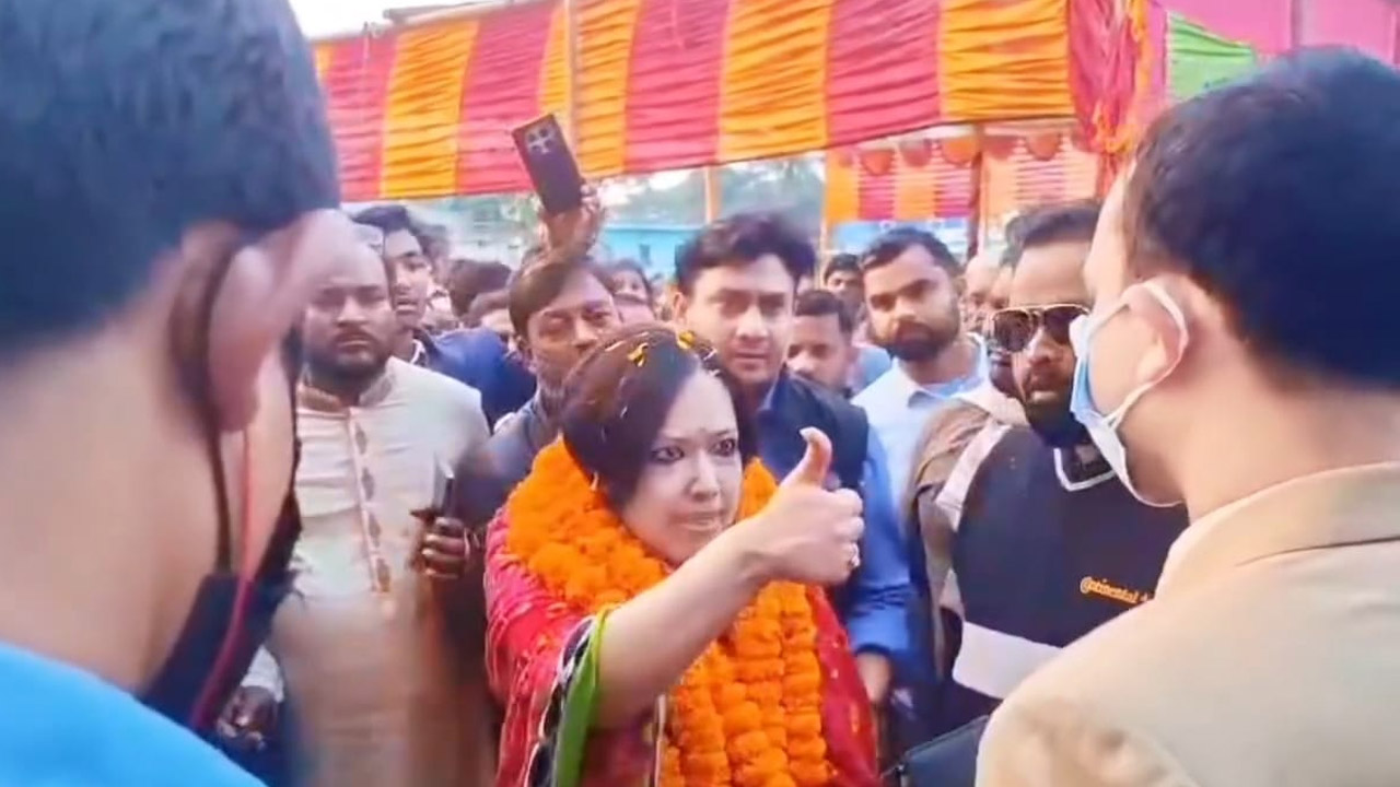 নির্বাহী ম্যাজিস্ট্রেটকে ‘বৃদ্ধাঙ্গুলি’ দেখাচ্ছেন রুমিন ফারহানা