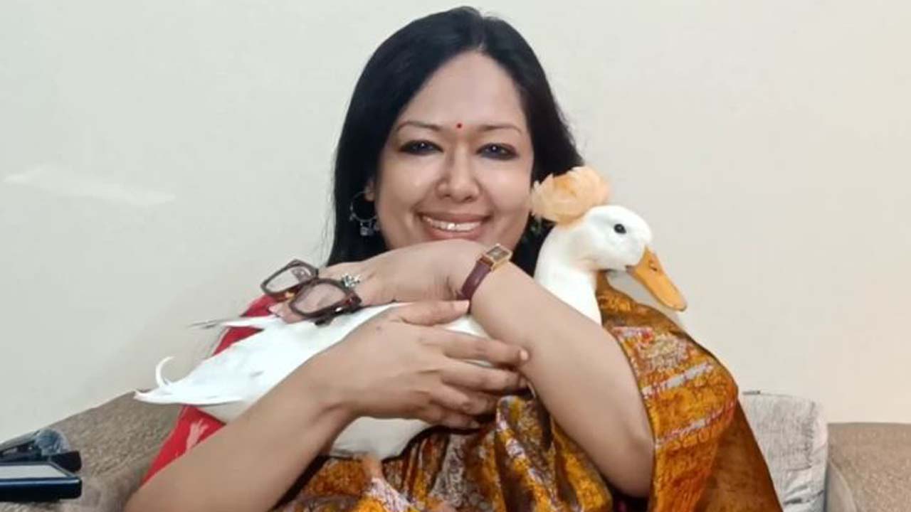 সংবাদ সম্মেলনে হাঁস কোলে নিয়ে রুমিন ফারহানা