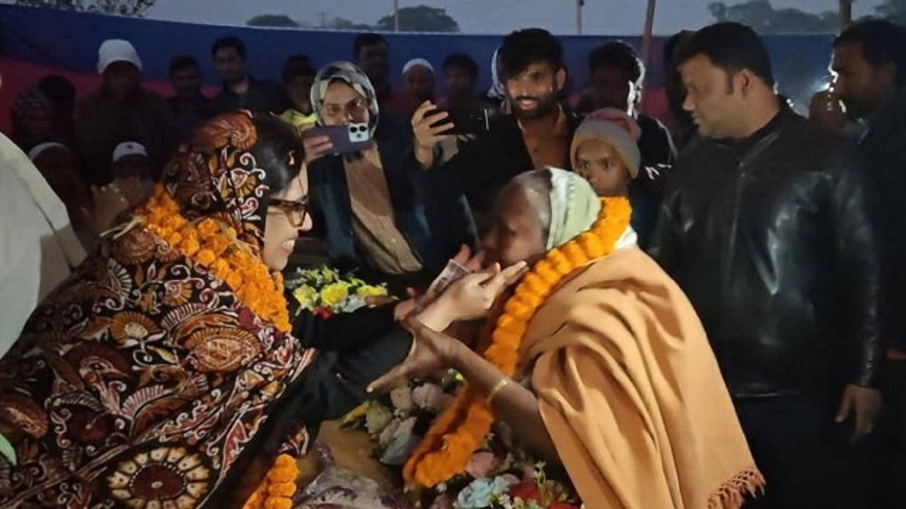 ব্যারিস্টার রুমিন ফারহানাকে ১ হাজার টাকা নির্বাচনী খরচ দিলেন বৃদ্ধা ভোটার