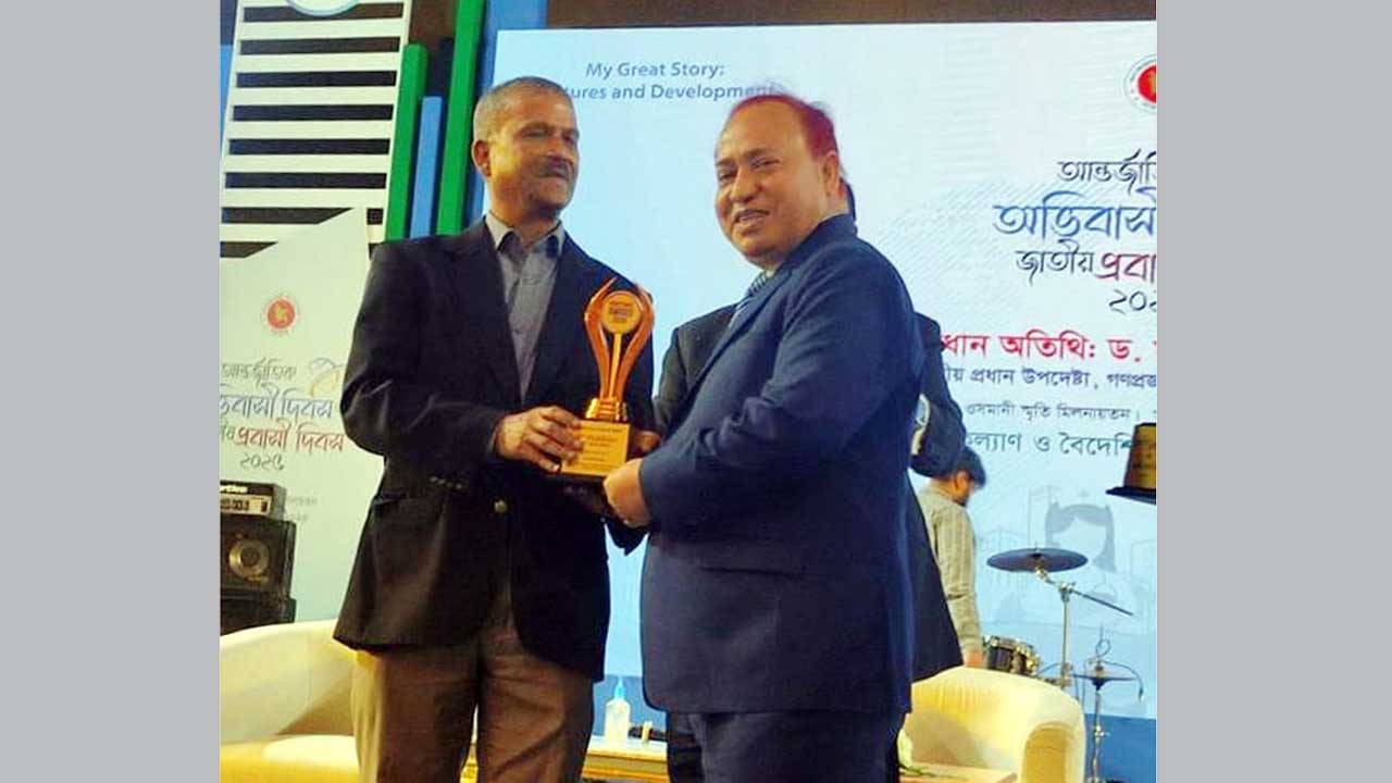 রাজধানীর ওসমানী স্মৃতি মিলনায়তনে প্রবাসী কল্যাণ ও বৈদেশিক কর্মসংস্থান মন্ত্রণালয়ের উপদেষ্টা ড. আসিফ নজরুল রূপালী ব্যাংকের ব্যবস্থাপনা পরিচালক কাজী ওয়াহিদুল ইসলামের হাতে রেমিট্যান্স অ্যাওয়ার্ড তুলে দেন