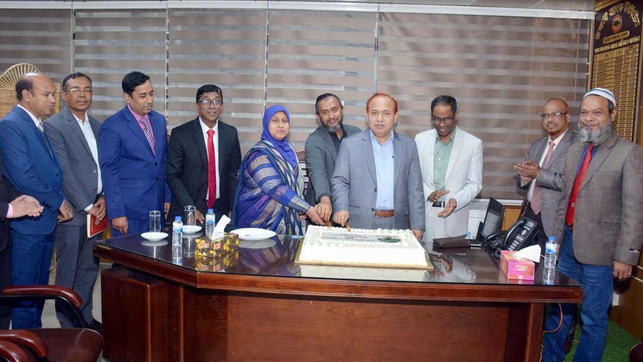 শ্রেণিকৃত ঋণ আদায়ে সাফল্য অর্জন করায় রূপালী ব্যাংক পিএলসি’র স্থানীয় কার্যালয়ে কেক কেটে উদযাপন করা হয়