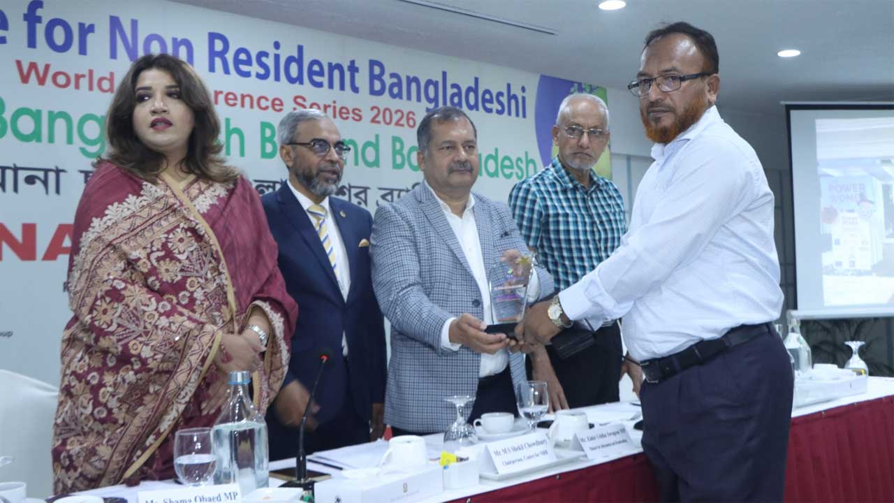 রূপালী ব্যাংকের পক্ষে সম্মাননা গ্রহণ করেন রেমিট্যান্স বিভাগের উপ-মহাব্যবস্থাপক এ. কে. এম. জাকির হোসেন