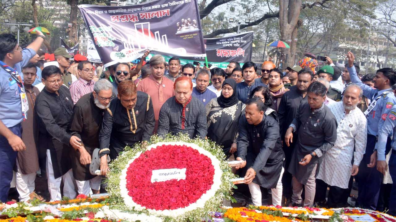 রূপালী ব্যাংকের পক্ষ থেকে কেন্দ্রীয় শহীদ মিনারে পুষ্পস্তবক অর্পণ করে ভাষা শহীদদের শ্রদ্ধা জানানো হয়
