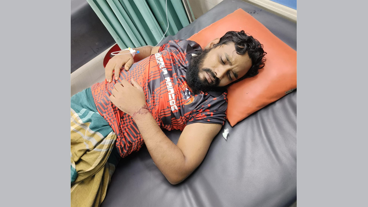 হাসপাতালে চিকিৎসাধীন আহত যাত্রী ফরহাদ মিয়া