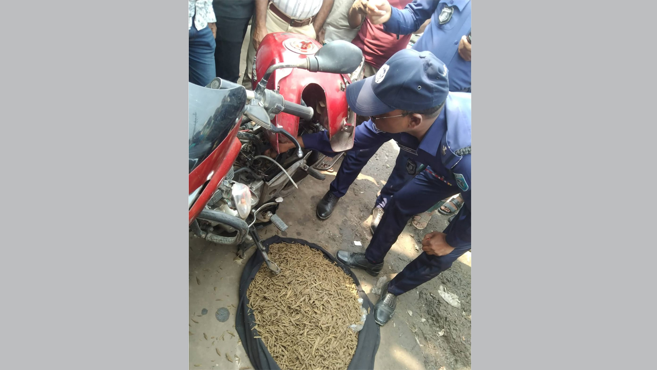 গাঁজাসহ মোটরসাইকেল জব্দ