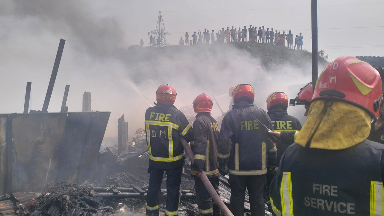 রূপগঞ্জে আগুনে চার দোকান পুড়ে ছাই, অর্ধকোটি টাকার ক্ষতি