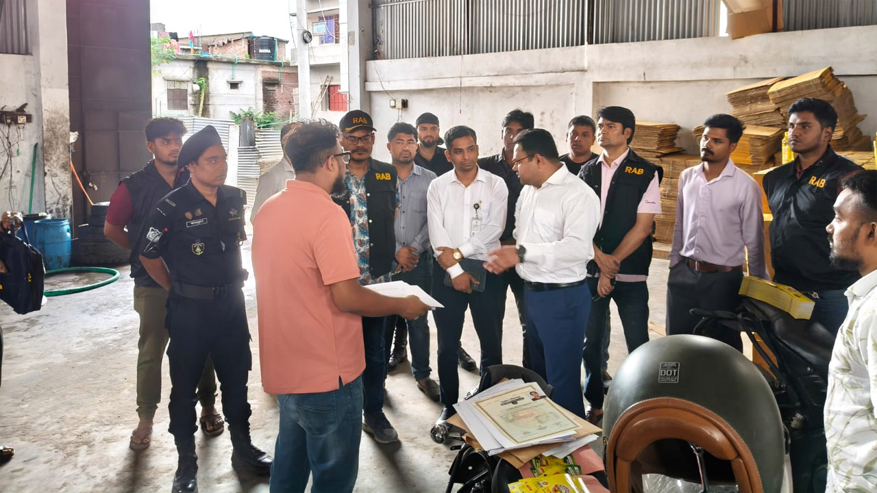 রূপগঞ্জে অনুমতি ছাড়াই ভোজ্যতেল ব্লেন্ডিং, দুই প্রতিষ্ঠানকে দেড় লাখ টাকা জরিমানা