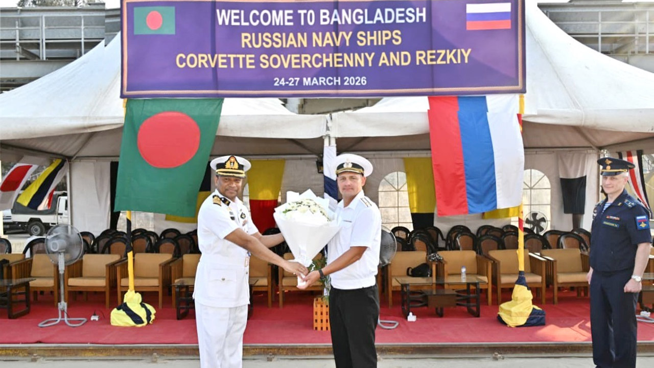 রাশিয়ান জাহাজ দু’টিকে স্বাগত জানানো হয়