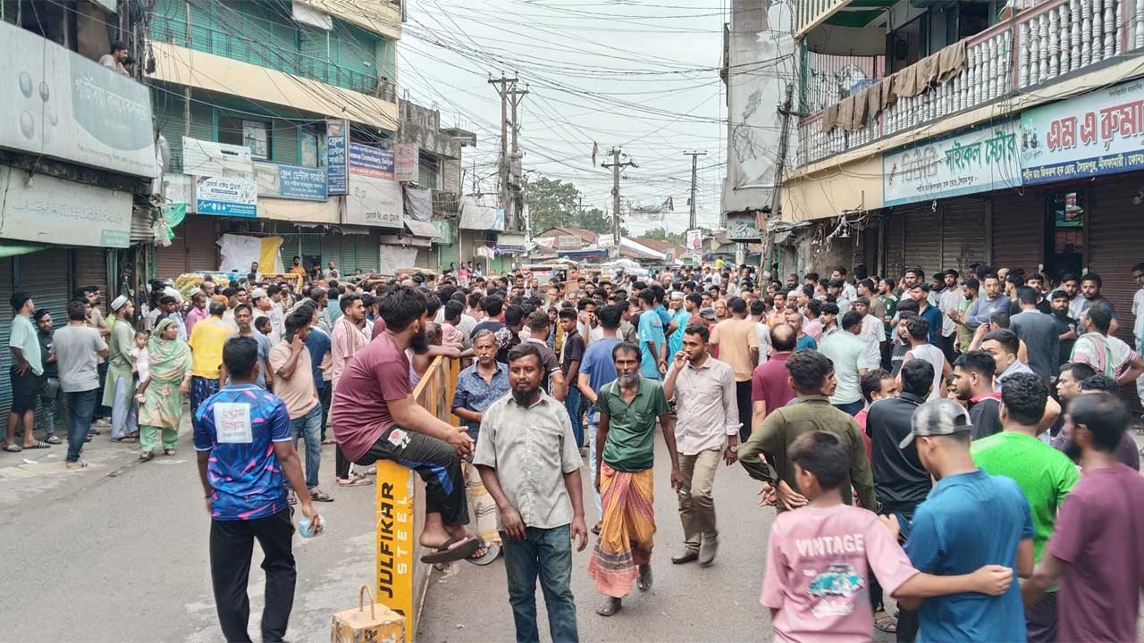 সৈয়দপুরে অবৈধ দোকান উচ্ছেদের প্রতিবাদের সড়ক অবরোধ