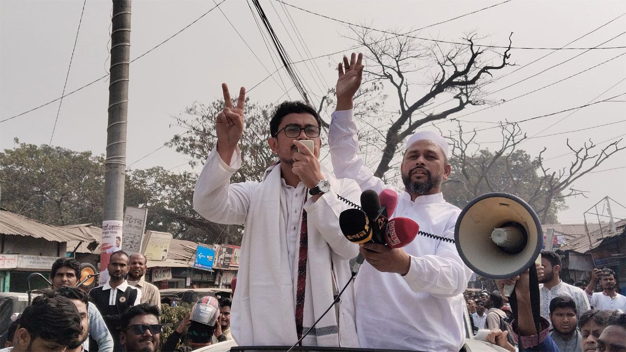 গণভোটে ‘হ্যাঁ’- এর পক্ষে ক্যাম্পেইন কার্যক্রমে বক্তব্য দিচ্ছেন ডাকসু ভিপি সাদিক কায়েম