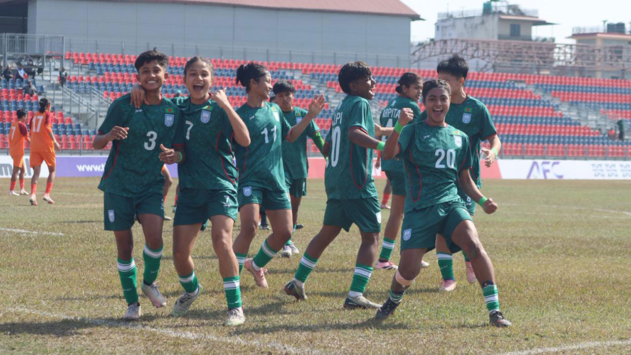 ২-০ ব্যবধানের এই জয়ে ফাইনালের পথে একধাপ এগিয়ে গেলো বাংলাদেশ।