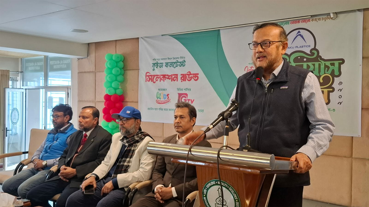 বক্তব্য রাখছেন মিডিয়া ব্যক্তিত্ব সাইফুল্লাহ মানছুর