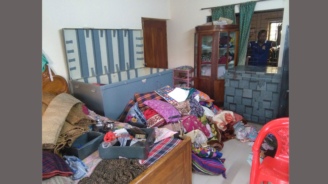 তছনছ করা জিনিসপত্র