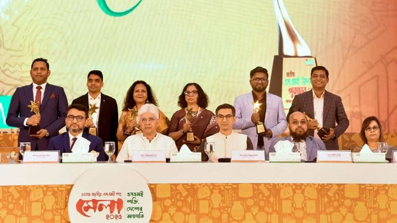 চীন মৈত্রী সম্মেলন কেন্দ্রে এসএমই পণ্য মেলার উদ্বোধনী অনুষ্ঠানে বিডার নির্বাহী চেয়ারম্যান চৌধুরী আশিক মাহমুদ বিন হারুনসহ অন্যরা