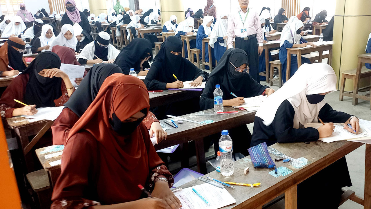 সারাদেশে এসএসসি ও সমমান পরীক্ষা শুরু হয়েছে