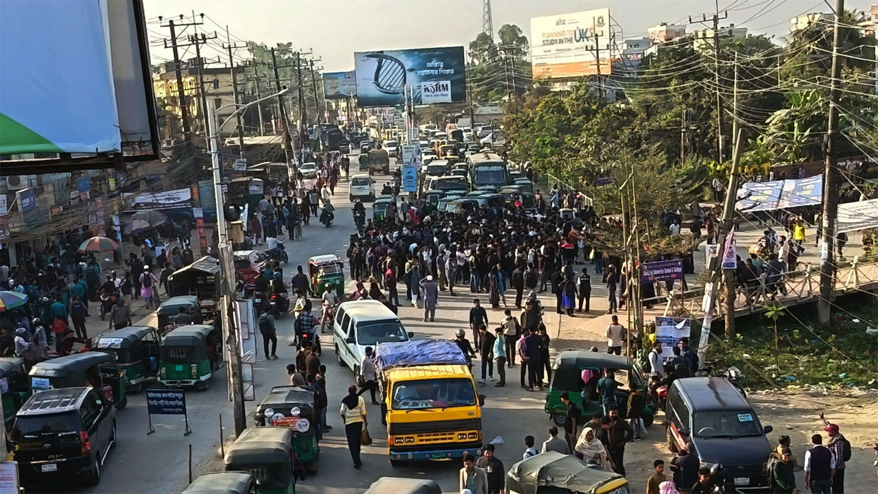 শাকসু নির্বাচন স্থগিতের প্রতিবাদে সিলেট-সুনামগঞ্জ সড়ক অবরোধ