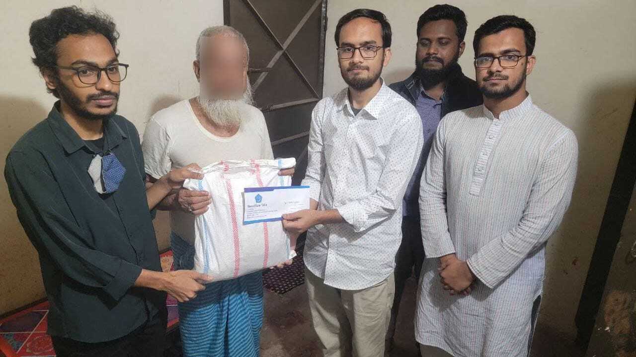 শাহজালাল বিজ্ঞান ও প্রযুক্তি বিশ্ববিদ্যালয়ের পাশ্ববর্তী এলাকায় বসবাসরত শহীদ ও আহত পরিবারের বাড়িতে গিয়ে উপহার পৌঁছে দেন ছাত্রশিবিরের নেতারা